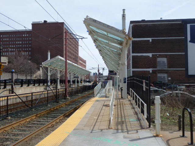 Foto: estación Flats East Bank del metro liviano - Cleveland (Ohio), Estados Unidos