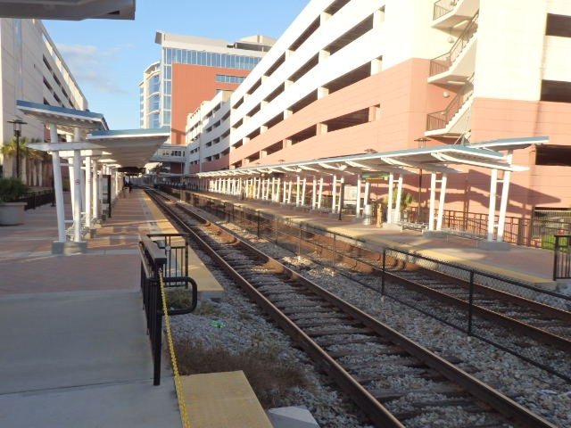 Foto: estación Florida Hospital Health Village de Tri-Rail - Orlando (Florida), Estados Unidos