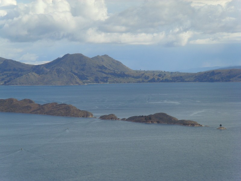 Foto: la islita del arbolito, en el extremo derecho - Isla del Sol (La Paz), Bolivia