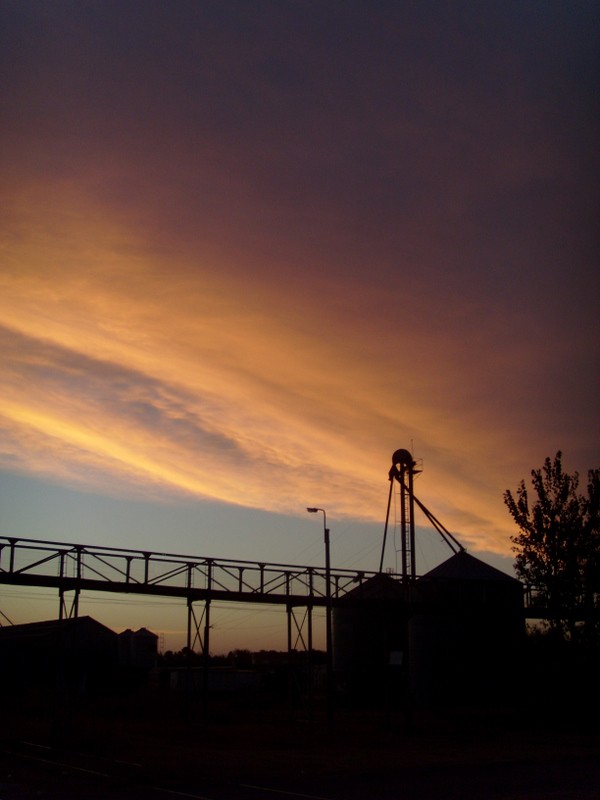 Foto: crepúsculo en la estación de tren - General Levalle (Córdoba), Argentina