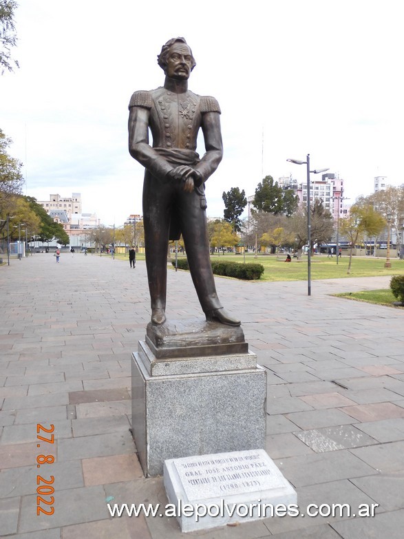 Foto: Constitución - Plaza Constitución - Monumento Gral José Páez - Constitucion (Buenos Aires), Argentina