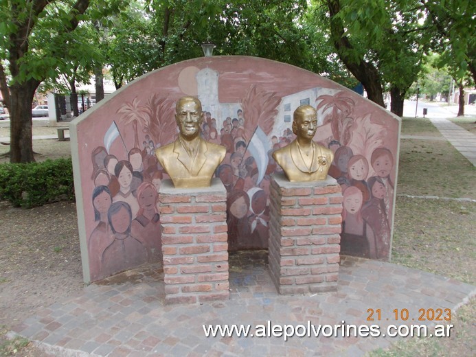 Foto: El Palomar - Plaza Atilio Cattaneo - Busto Peron y Evita - El Palomar (Buenos Aires), Argentina