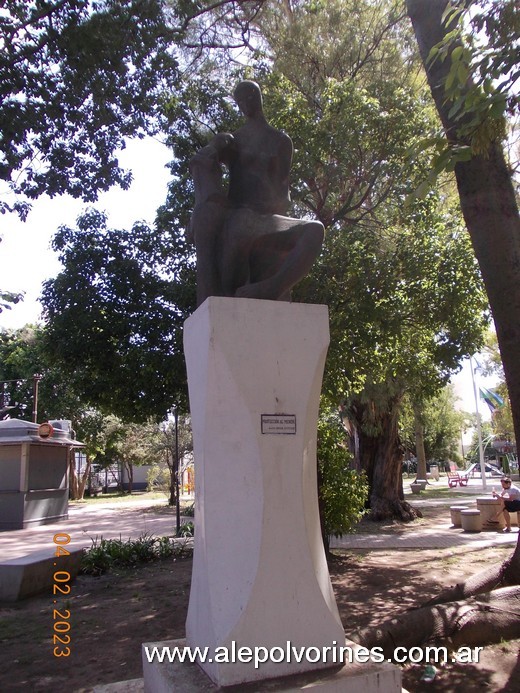 Foto: Sáenz Peña - Plaza Mariano Moreno - Monumento Protección al Menor - Sáenz Peña (Buenos Aires), Argentina