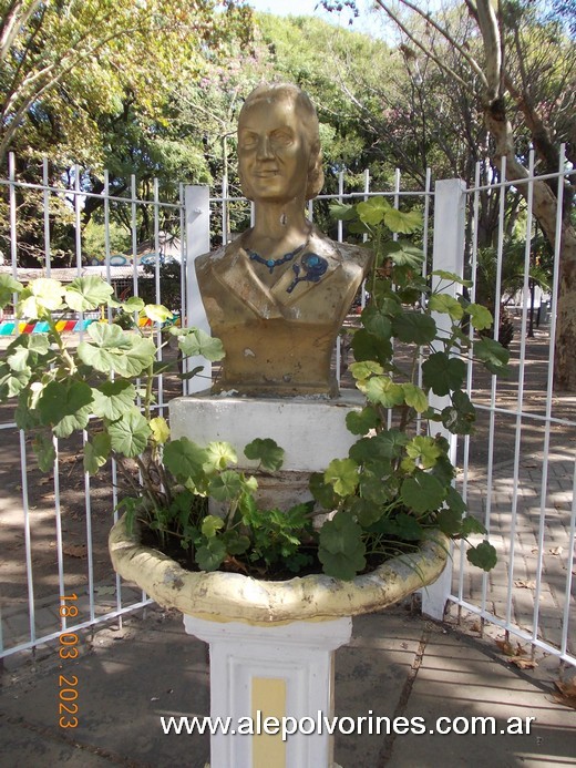 Foto: Caseros - Plaza Pineral - Busto Evita - Caseros (Buenos Aires), Argentina