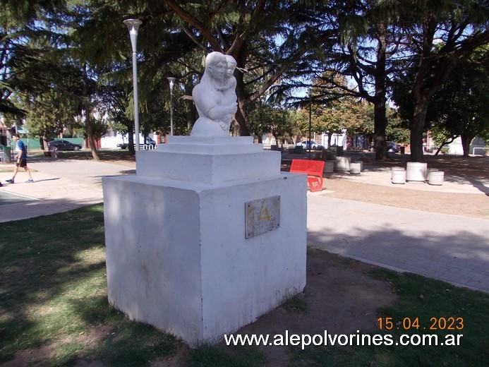 Foto: Caseros - Plaza Sargento Cabral - Monumento a la Madre - Caseros (Buenos Aires), Argentina