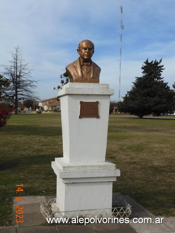 Foto: Henderson - Plaza José Manuel Estrada - Busto Sarmiento - Henderson (Buenos Aires), Argentina