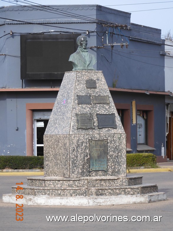 Foto: Henderson - Busto Gral San Martin - Henderson (Buenos Aires), Argentina