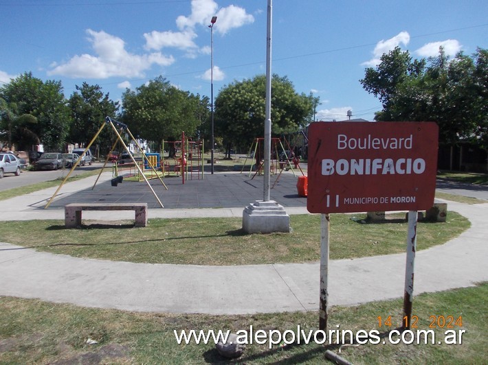 Foto: Castelar - Boulevard Bonifacio - Castelar (Buenos Aires), Argentina