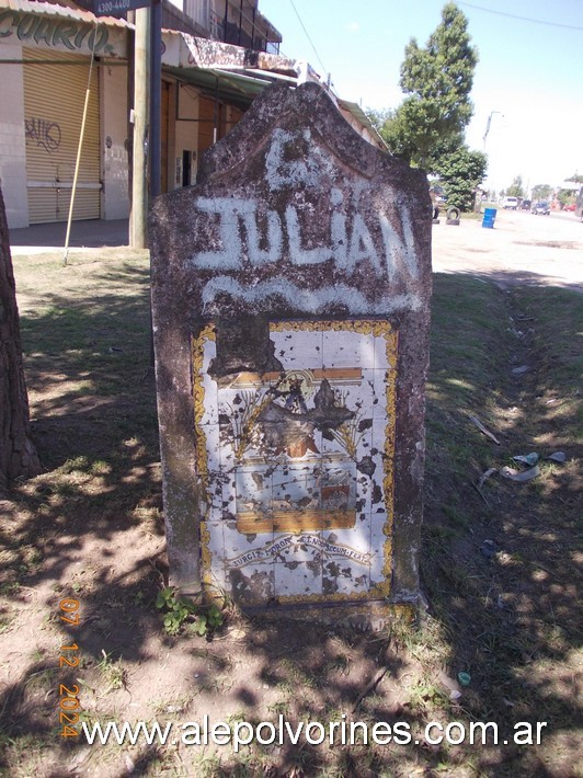 Foto: Castelar - Monolito Virgen de Lujan - Castelar (Buenos Aires), Argentina