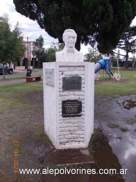 Foto: Castelar - Plaza de los Españoles - Busto Mariano Moreno - Castelar (Buenos Aires), Argentina