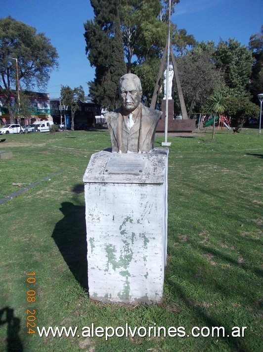 Foto: Morón - Plaza Hipólito Yrigoyen - Busto Hipólito Yrigoyen - Moron (Buenos Aires), Argentina