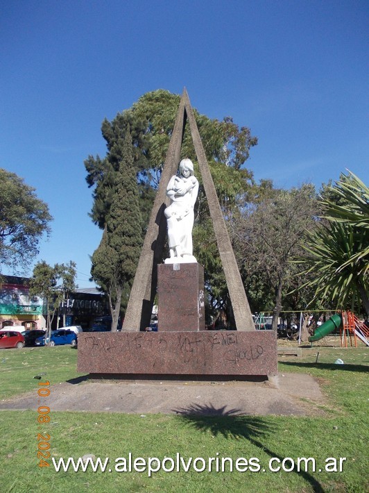 Foto: Morón - Plaza Hipólito Yrigoyen - Monumento a la Madre - Moron (Buenos Aires), Argentina