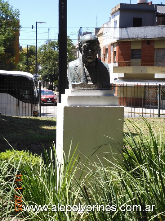 Foto: Liniers - Plaza Sarmiento - Busto Domingo Sarmiento - Liniers (Buenos Aires), Argentina