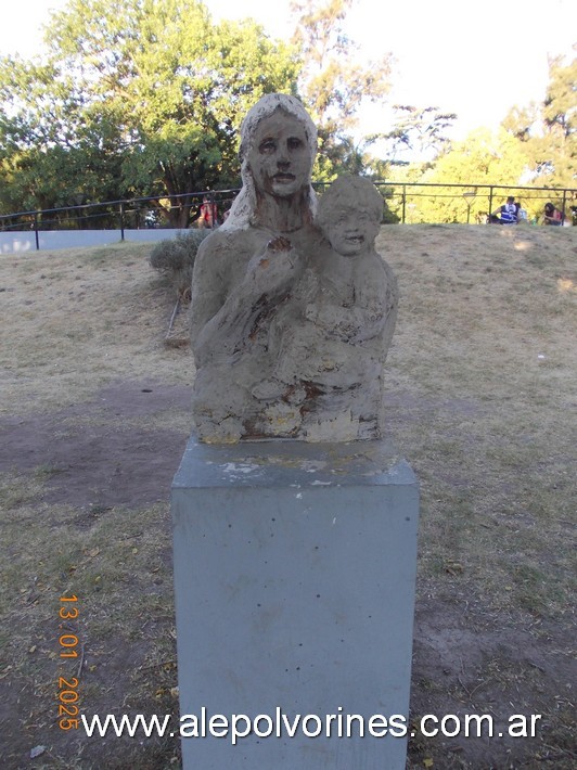 Foto: Los Polvorines - Plaza 12 de Octubre - Monumento a la Madre - Los Polvorines (Buenos Aires), Argentina