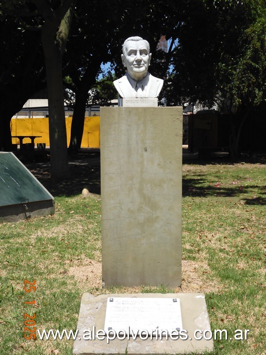 Foto: Mataderos - Plaza Juan Salaberry - Busto Ofelio Vecchio - Mataderos (Buenos Aires), Argentina