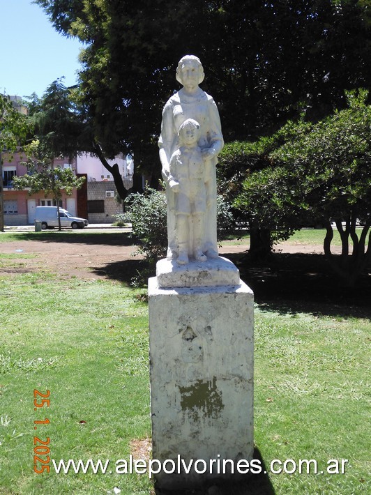 Foto: Mataderos - Plaza Onesimo Leguizamón - Monumento a la Madre - Mataderos (Buenos Aires), Argentina