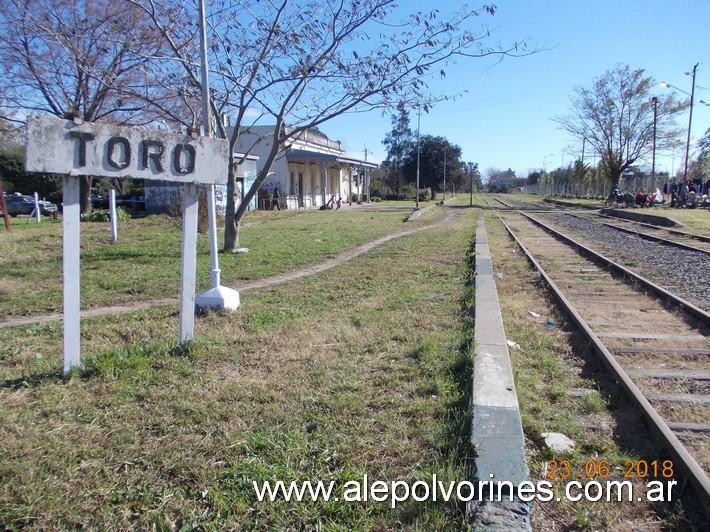 Foto: Estación Toro FCGU - Presidente Derqui (Buenos Aires), Argentina