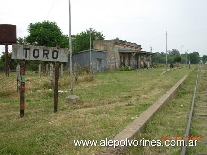 Foto: Estación Toro FCGU - Presidente Derqui (Buenos Aires), Argentina