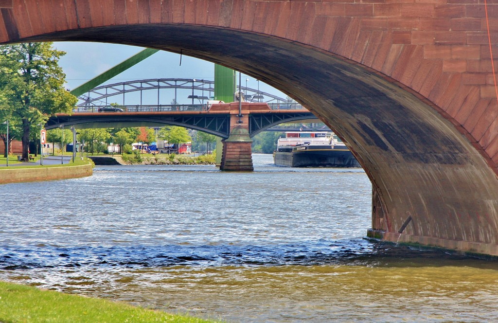 Foto: Puente sobre el Main - Frankfurt am Main (Hesse), Alemania