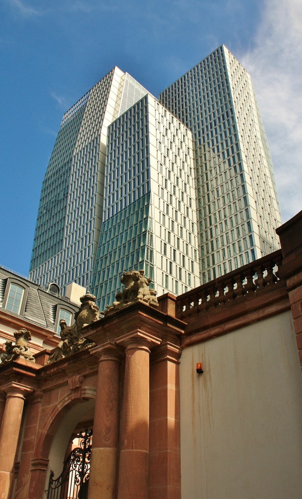 Foto: Contraste de edificios - Frankfurt am Main (Hesse), Alemania