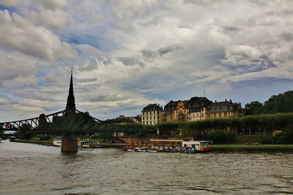 Foto: Navegando por el Main - Frankfurt am Main (Hesse), Alemania