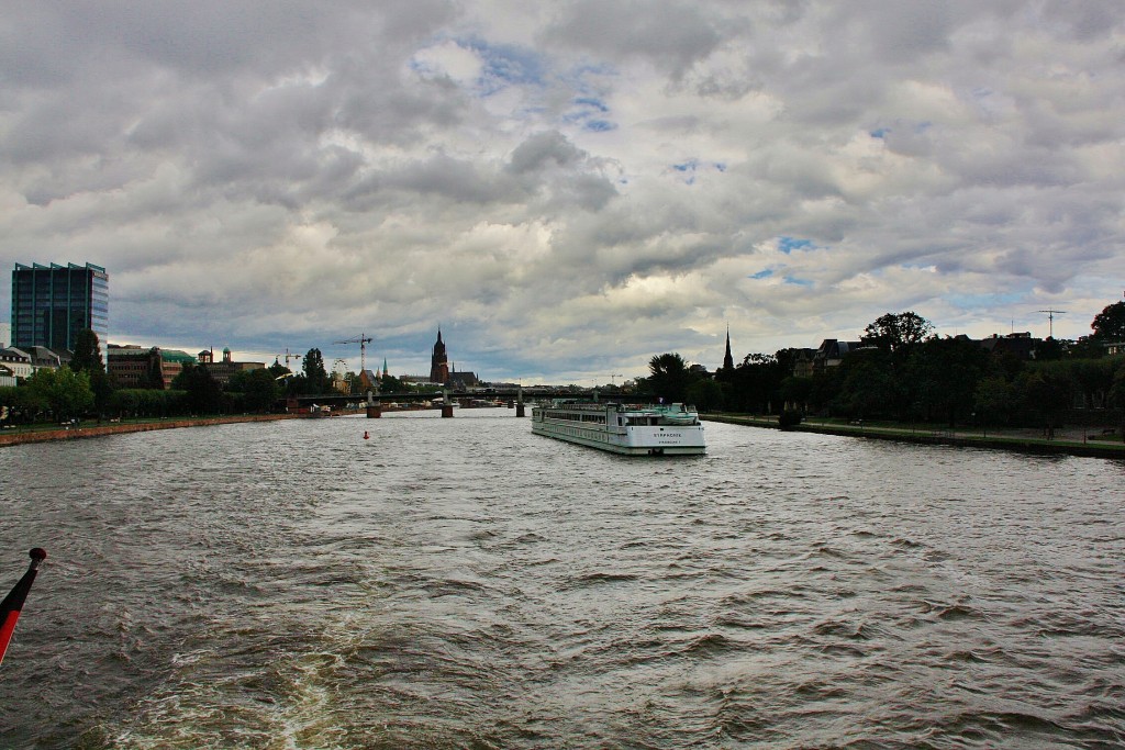 Foto: Navegando por el Main - Frankfurt am Main (Hesse), Alemania