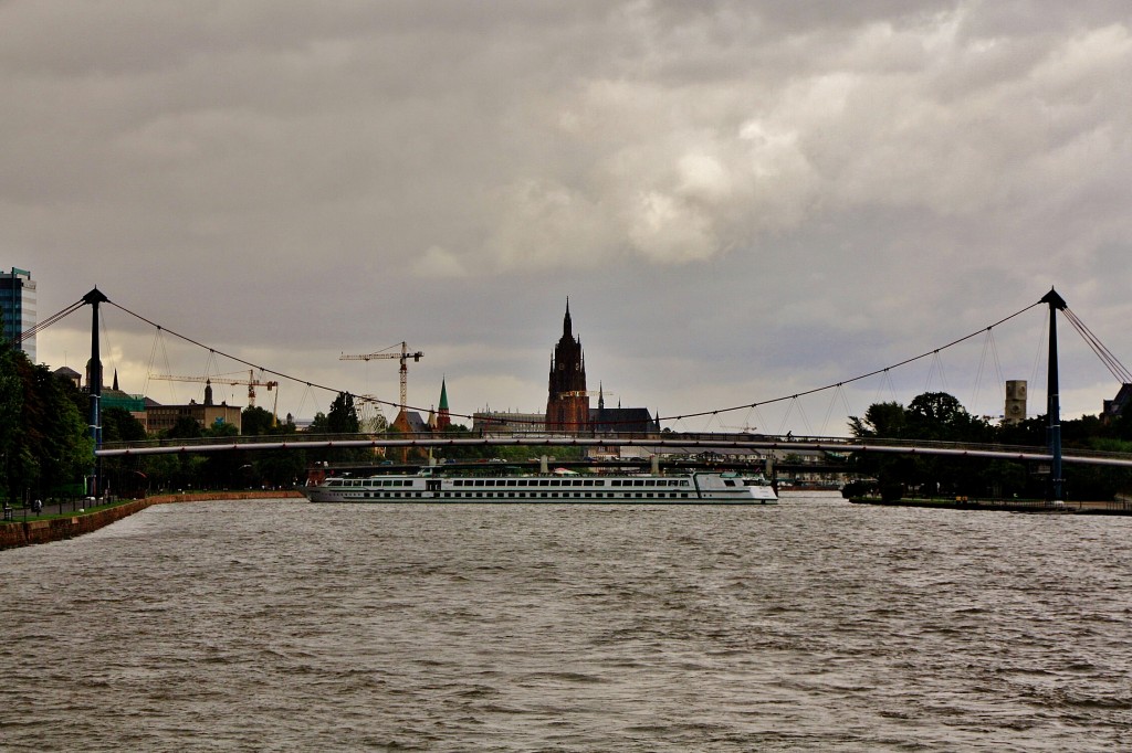 Foto: Navegando por el Main - Frankfurt am Main (Hesse), Alemania