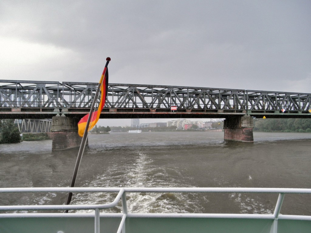 Foto: Navegando por el Main - Frankfurt am Main (Hesse), Alemania