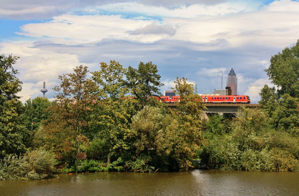 Foto: Navegando por el Main - Frankfurt am Main (Hesse), Alemania