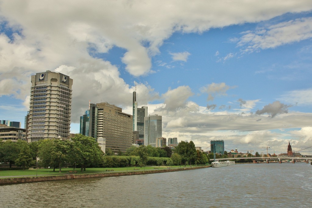 Foto: Navegando por el Main - Frankfurt am Main (Hesse), Alemania