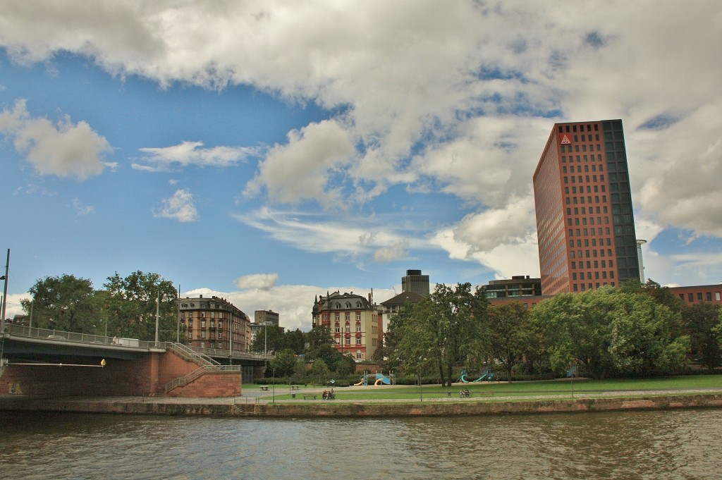 Foto: Navegando por el Main - Frankfurt am Main (Hesse), Alemania