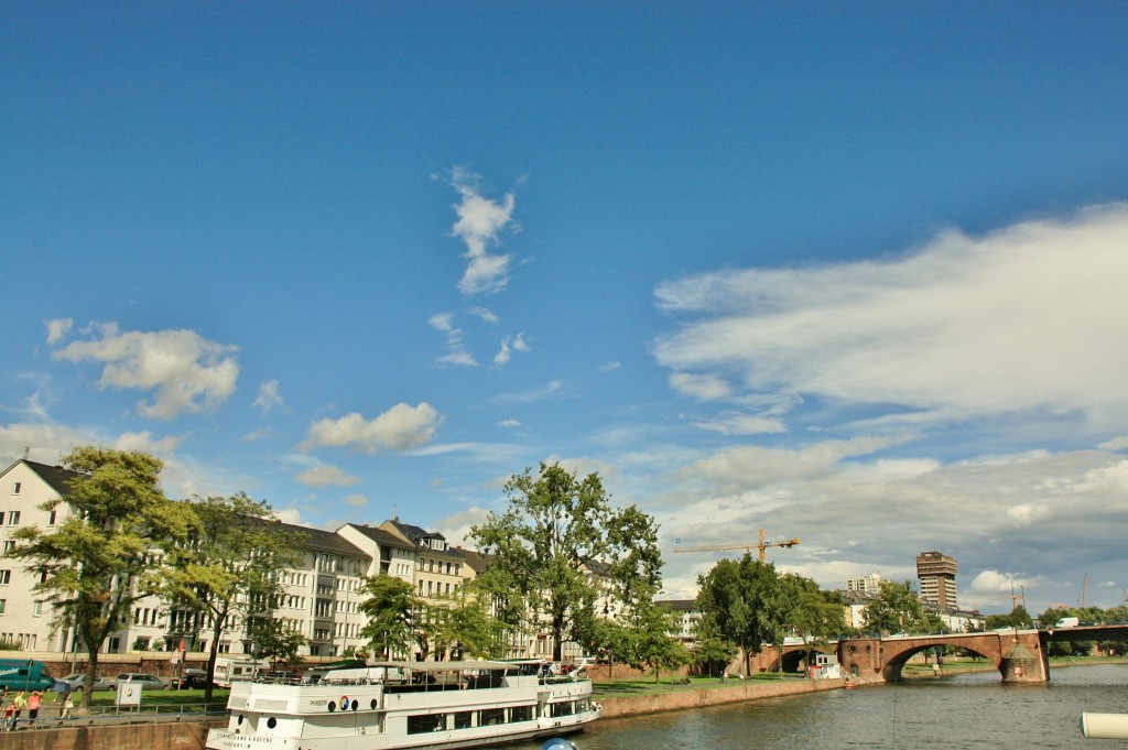 Foto: Navegando por el Main - Frankfurt am Main (Hesse), Alemania