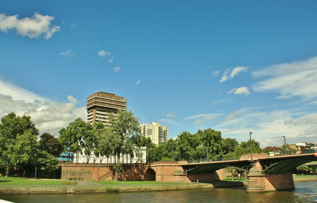 Foto: Navegando por el Main - Frankfurt am Main (Hesse), Alemania