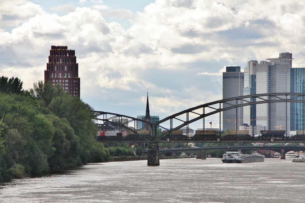 Foto: Navegando por el Main - Frankfurt am Main (Hesse), Alemania