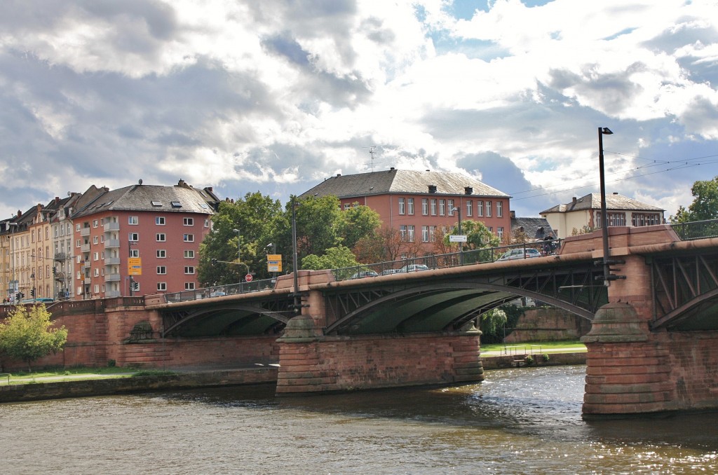 Foto: Navegando por el Main - Frankfurt am Main (Hesse), Alemania