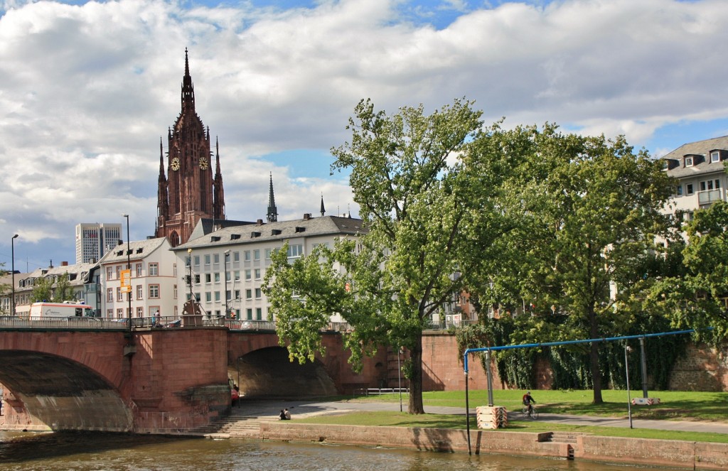 Foto: Navegando por el Main - Frankfurt am Main (Hesse), Alemania