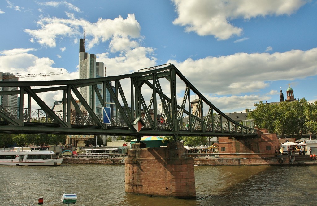 Foto: Navegando por el Main - Frankfurt am Main (Hesse), Alemania