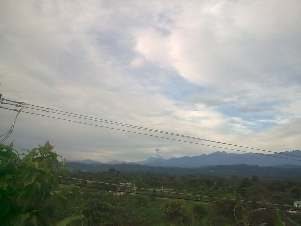 Foto: Volcan Sangay fumando - Shell (Pastaza), Ecuador