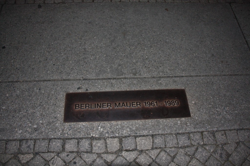 Foto: Señal por donde pasaba el Muro - Berlín (Berlin), Alemania