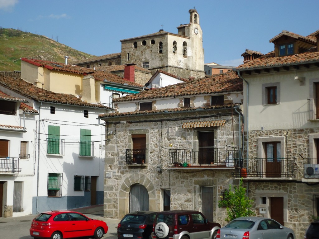 Foto: Iglesia Al Fondo - Mombeltran (Ávila), España