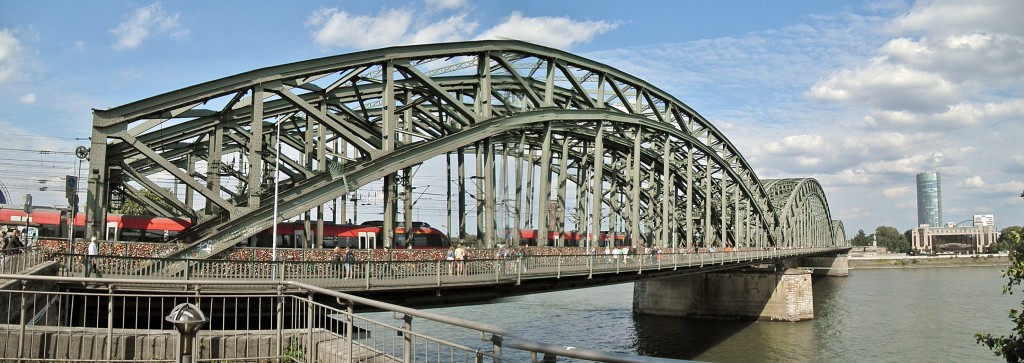 Foto: Puente sobre el Rhein - Köln (Colonia) (North Rhine-Westphalia), Alemania