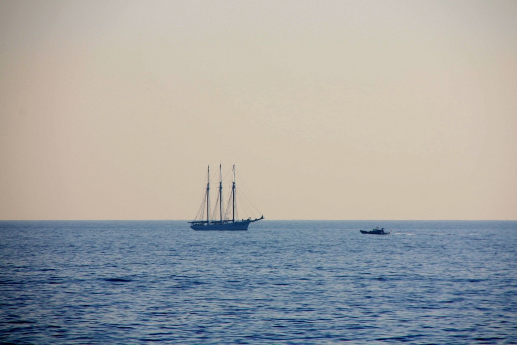 Foto: Barco junto al puerto Olímpico - Barcelona (Cataluña), España