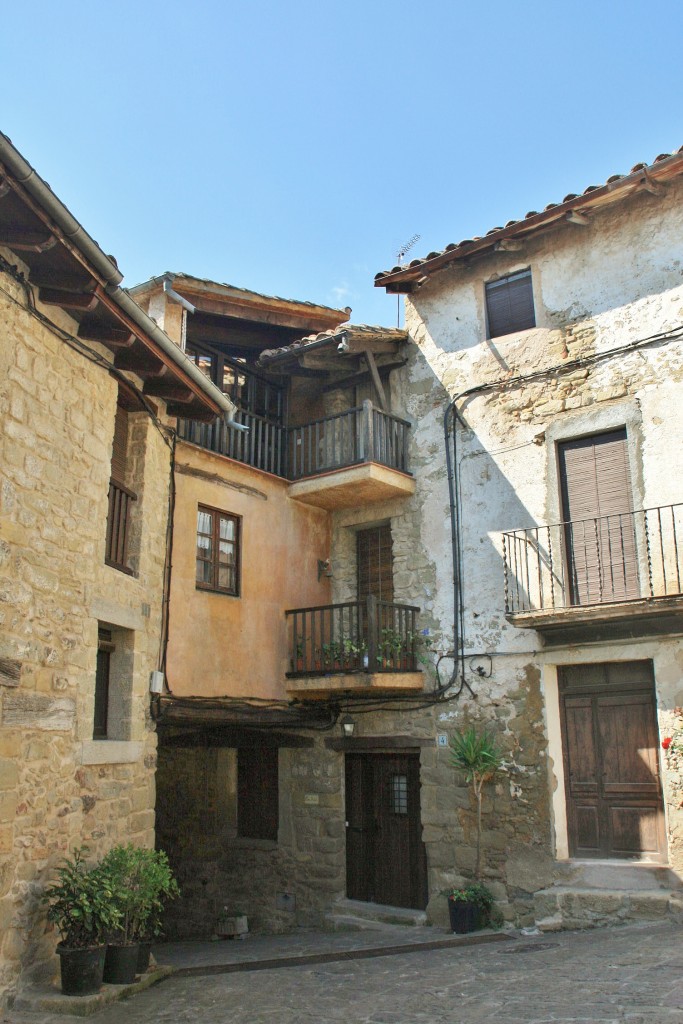 Foto: Vista del pueblo - El Mallol (La Vall d´en Bas) (Girona), España