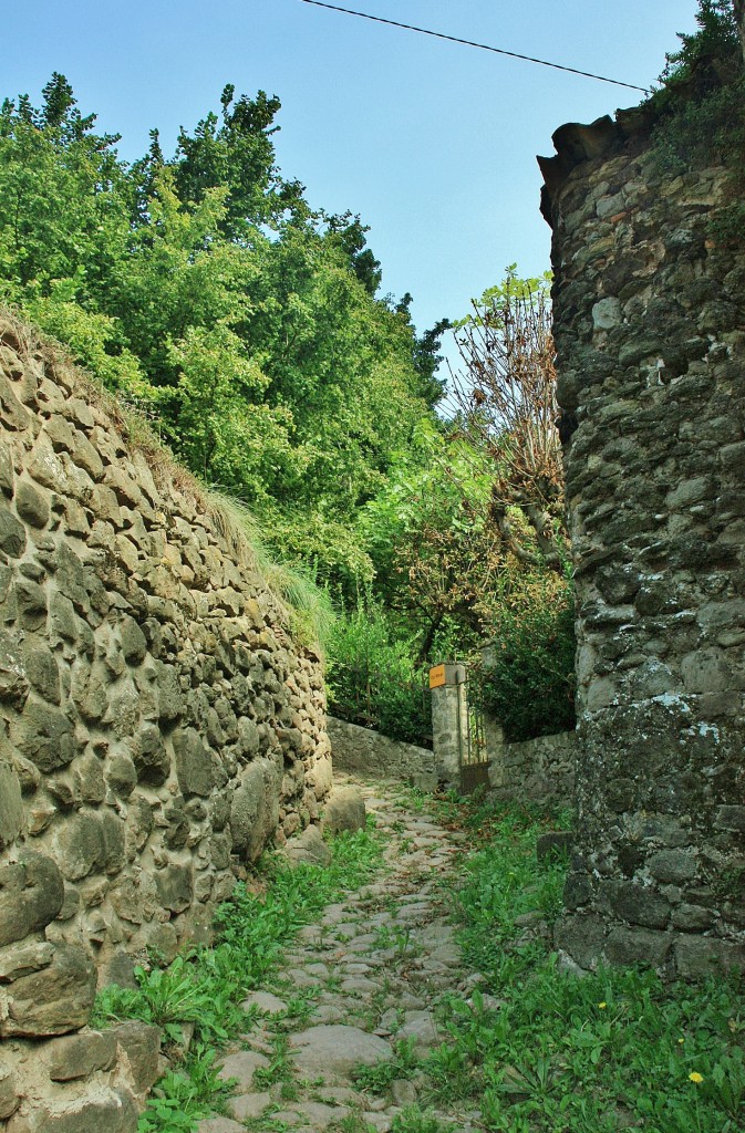 Foto: Recinto medieval - Sant Privat d´en Bas (La Vall d´en Bas) (Girona), España