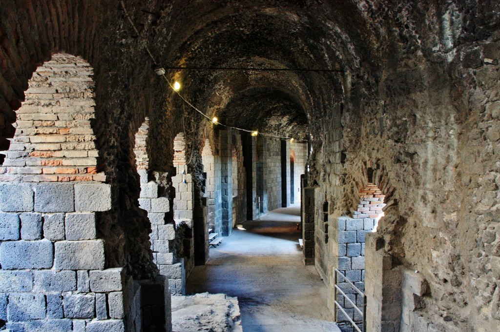 Foto: Edificios sobre el Teatro Romano - Catania (Sicily), Italia