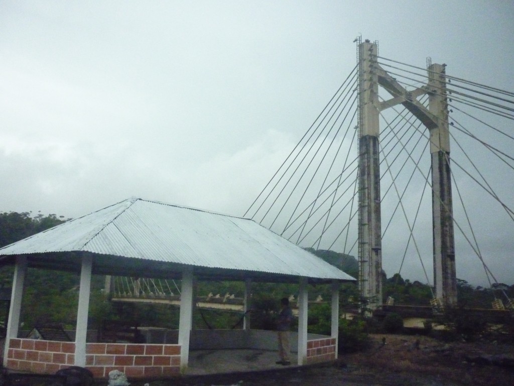 Foto: Puente sobre el río Pastaza - Puyo, Chuvitayu (Pastaza), Ecuador