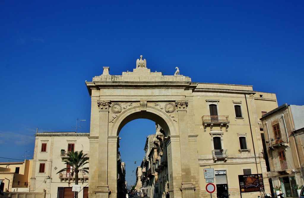 Foto: Puerta Real - Noto (Sicily), Italia