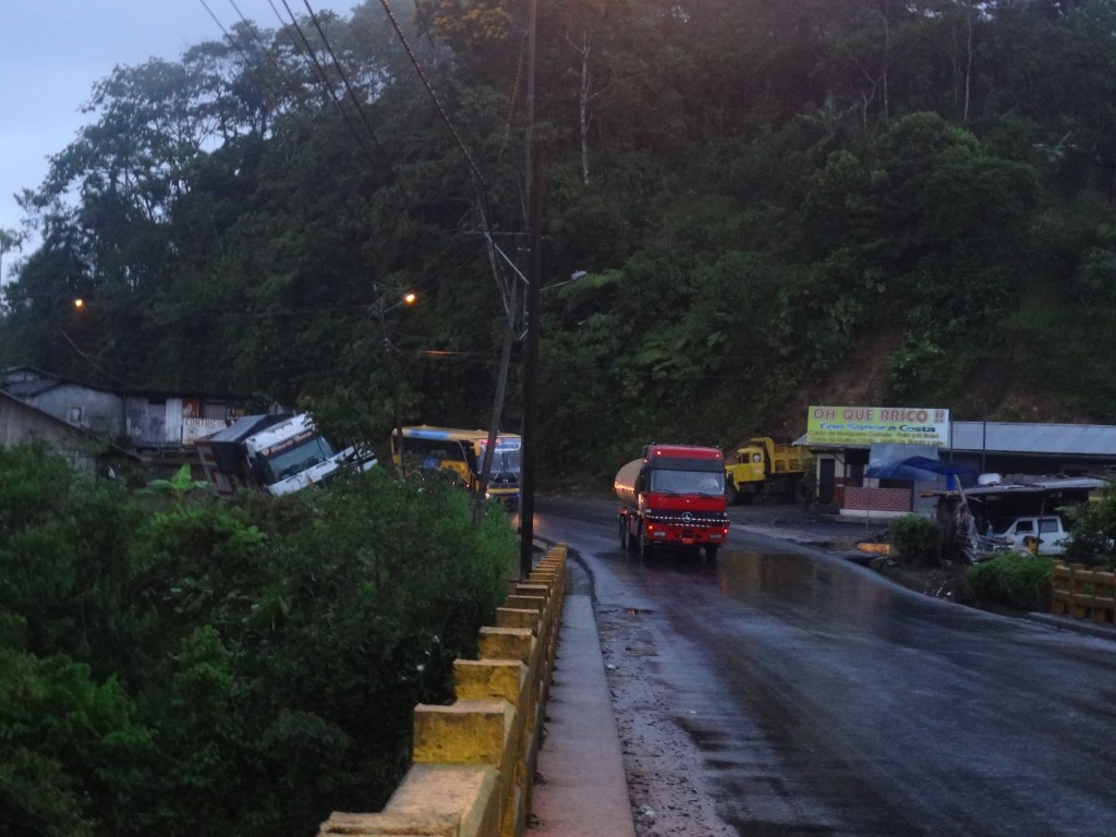 Foto: Vehículo fuera de vía - Shell (Pastaza), Ecuador