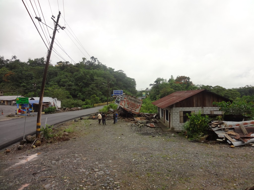 Foto: Vehículo fuera de vía - Shell (Pastaza), Ecuador