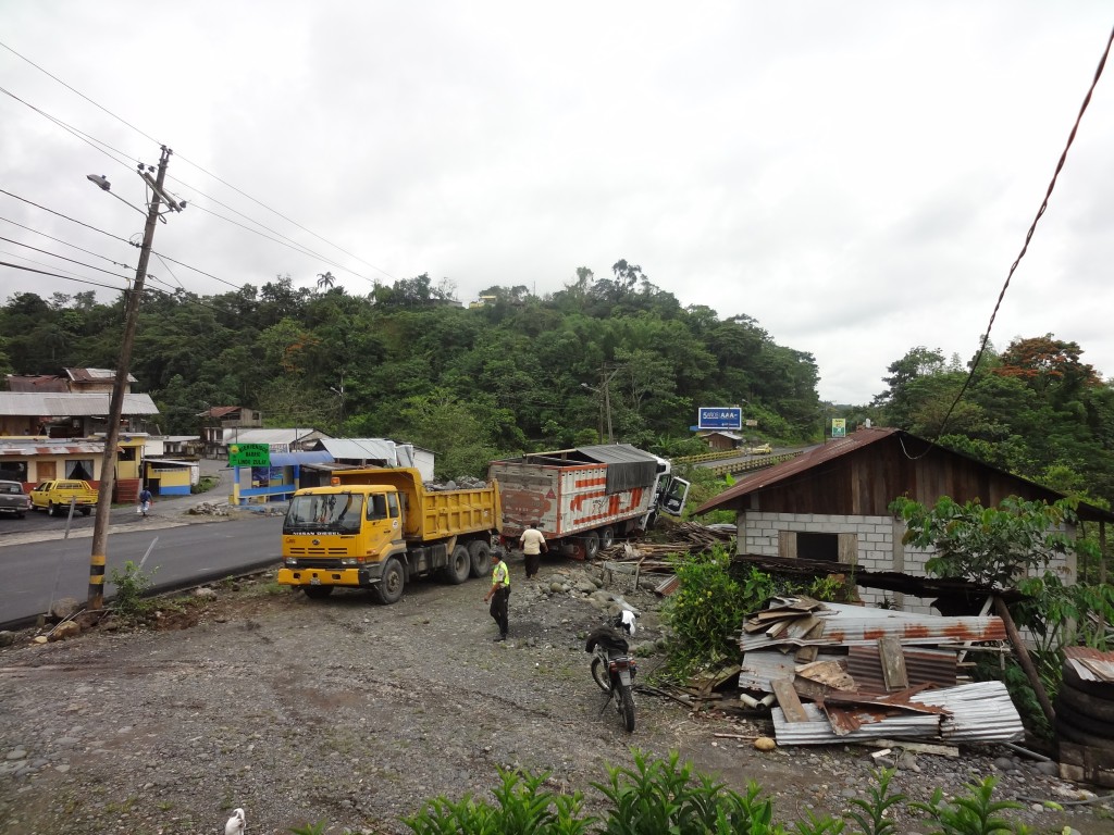 Foto: Tratando de sacar el vehículo - Shell (Pastaza), Ecuador